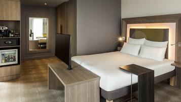 Junior Suite, 1 Queen Bed | In-room safe, desk, laptop workspace, soundproofing