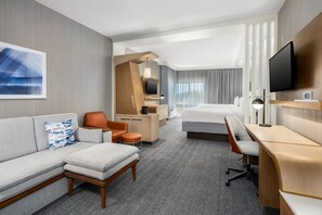 Escritorio, espacio para trabajar con laptop y cortinas blackout