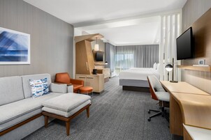 办公桌、笔记本电脑工作区、遮光窗帘、熨斗/熨衣板