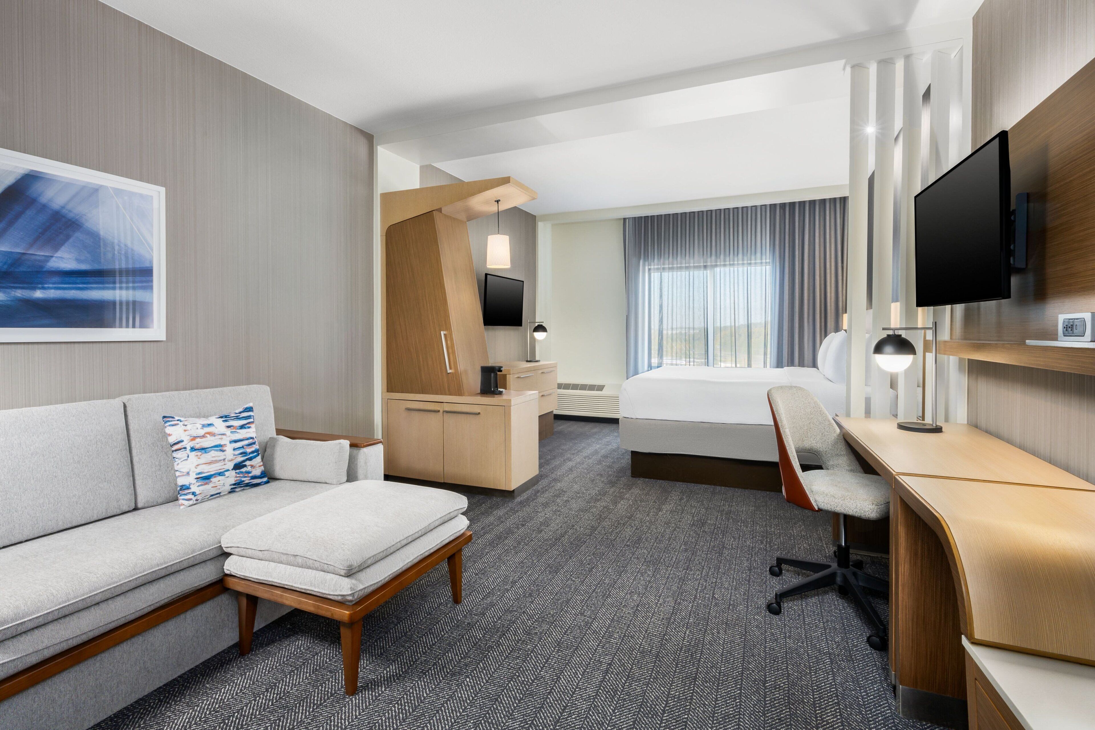 Schreibtisch, laptopgeeigneter Arbeitsplatz, Verdunkelungsvorhänge