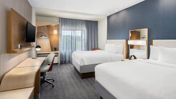 Habitación, 2 camas de matrimonio | 1 dormitorio, escritorio, espacio para trabajar con un portátil