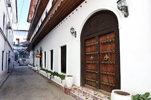 Exterior - Tausi Palace Hotel (Zanzibar Town)