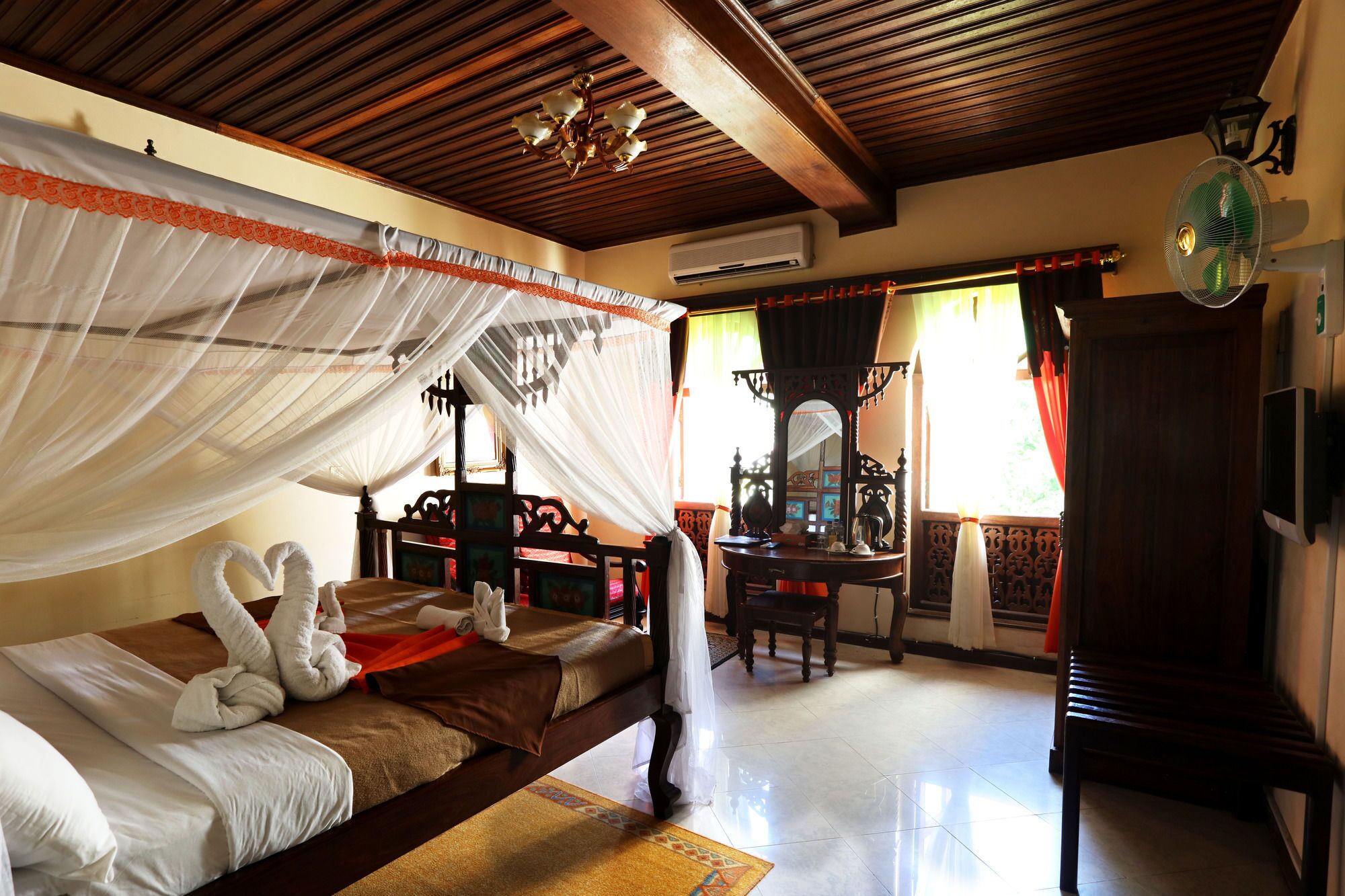 Premium bedding, minibar, desk, iron/ironing board