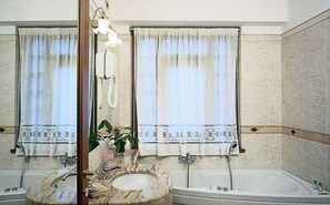 Kostenlose Toilettenartikel, Bademäntel, Hausschuhe, Bidet