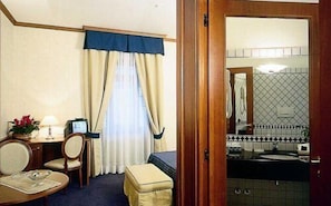 高档床上用品、迷你吧、客房内保险箱、办公桌