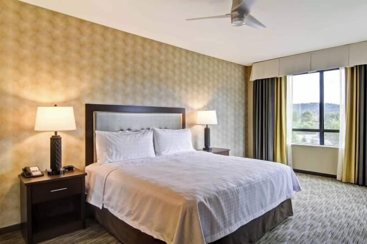 Hypo-allergenic bedding available, in-room safe, iron/ironing board