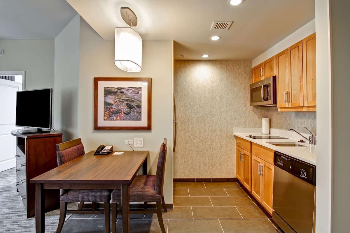 Private kitchen | Fridge, microwave, coffee/tea maker, cookware/dishes/utensils