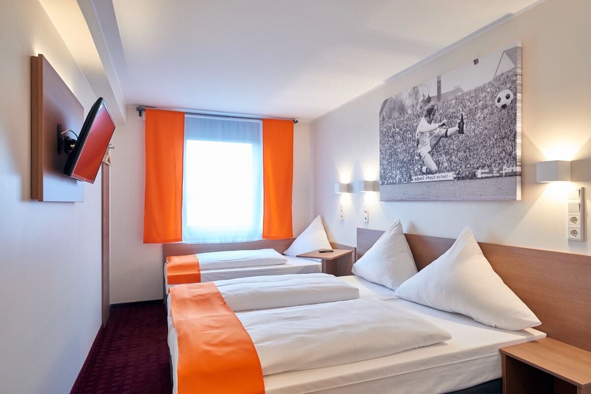 Desk, soundproofing, cots/infant beds, free WiFi