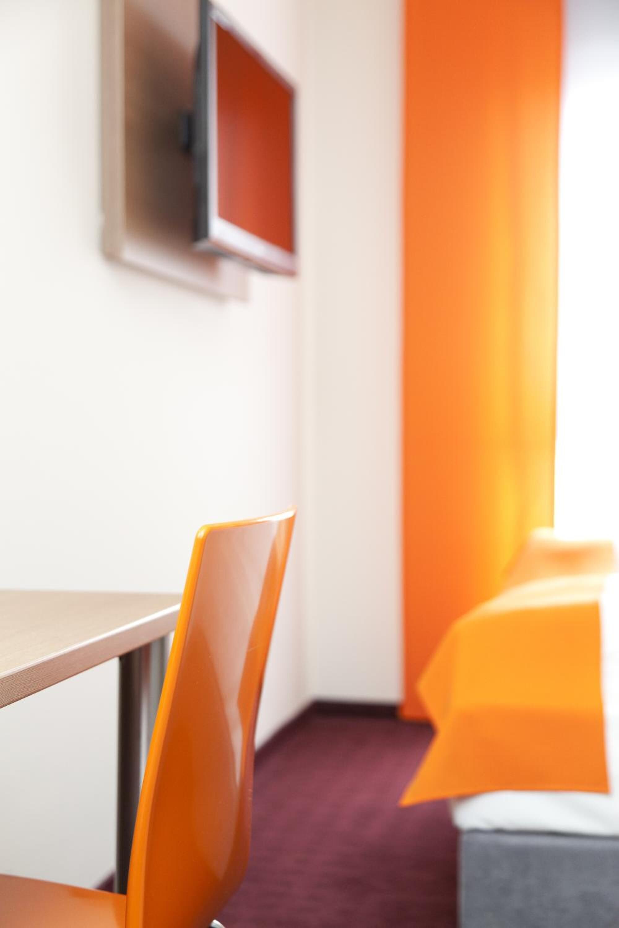 1 bedroom, desk, soundproofing, cots/infant beds