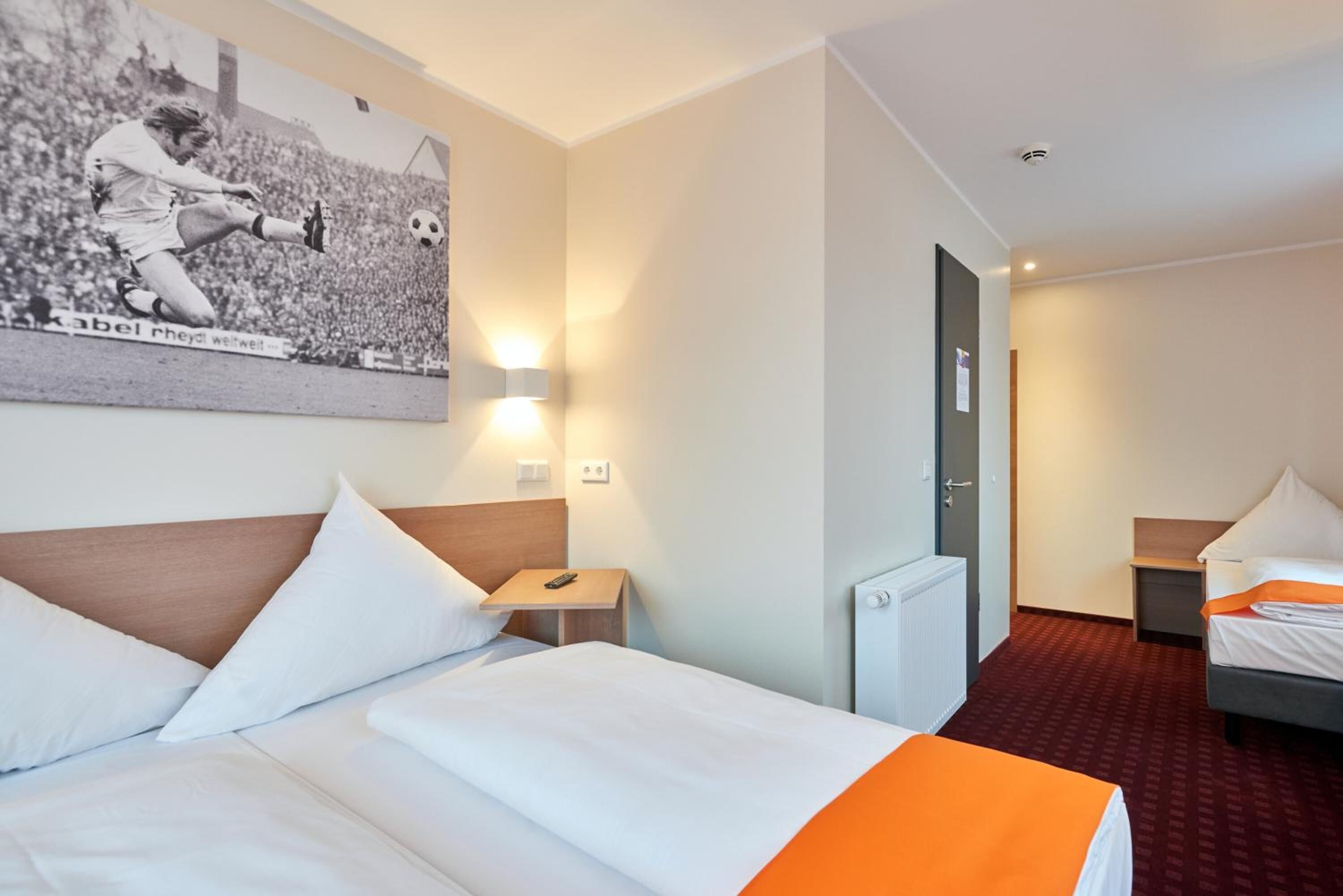 1 bedroom, desk, soundproofing, cots/infant beds