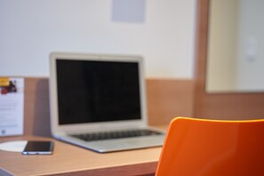 Centre d’affaires dans la chambre