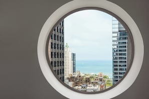 防敏寢具、書桌、手提電腦工作空間、熨斗/熨衫板