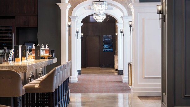 A hotel lobby with a bar area, a chandelier, and a reception desk. - Residence Inn Chicago Downtown/Loop (Chicago)