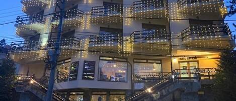 住宿正面 (夜晚)