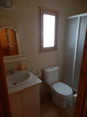 Shower, towels, toilet paper - Camping Lluçanés (Olost)