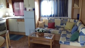 Mobile Unterkunft (2/4 pax) | Wohnzimmer | Flachbildfernseher