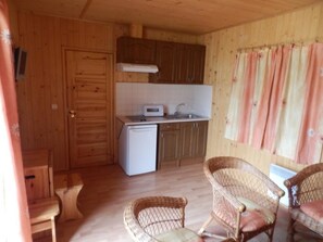 Kühlschrank, Herdplatte, Espressomaschine, Kochgeschirr/Geschirr/Besteck