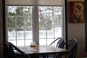 Breakfast, lunch and dinner served - Hotel Marineau La Tuque (La Tuque)