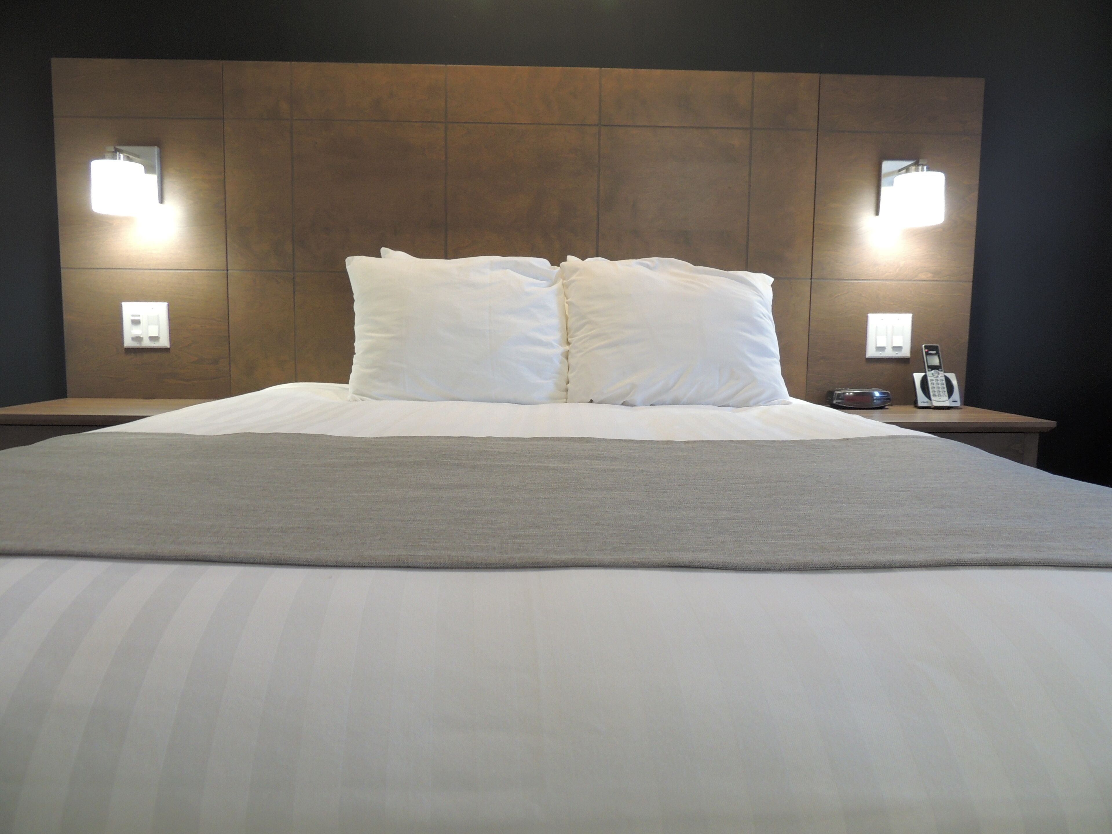 standard room, 1 queen bed | minibar, desk, blackout curtains, soundproofing