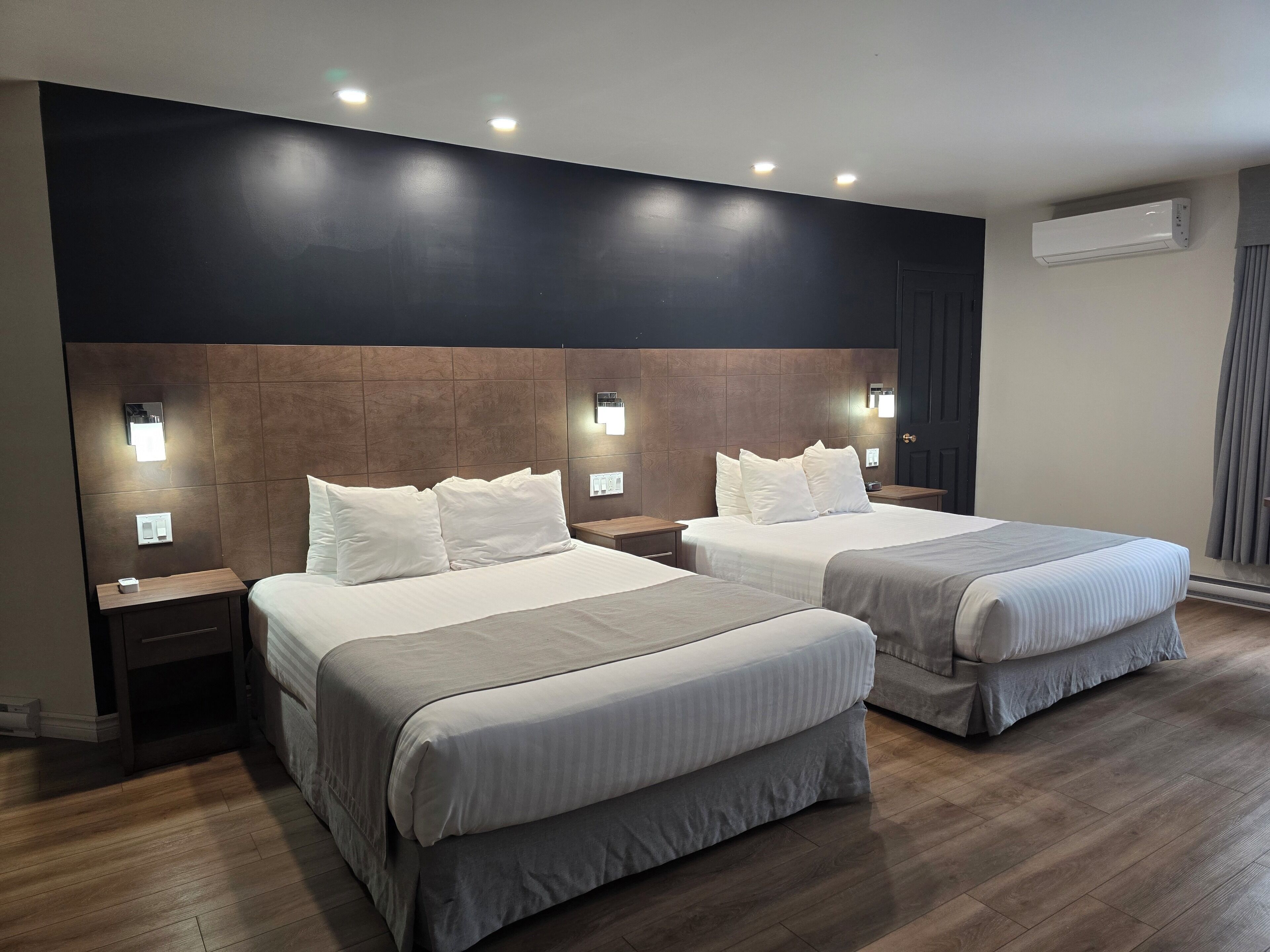 Minibar, escritorio, cortinas blackout y sistema de insonorización 