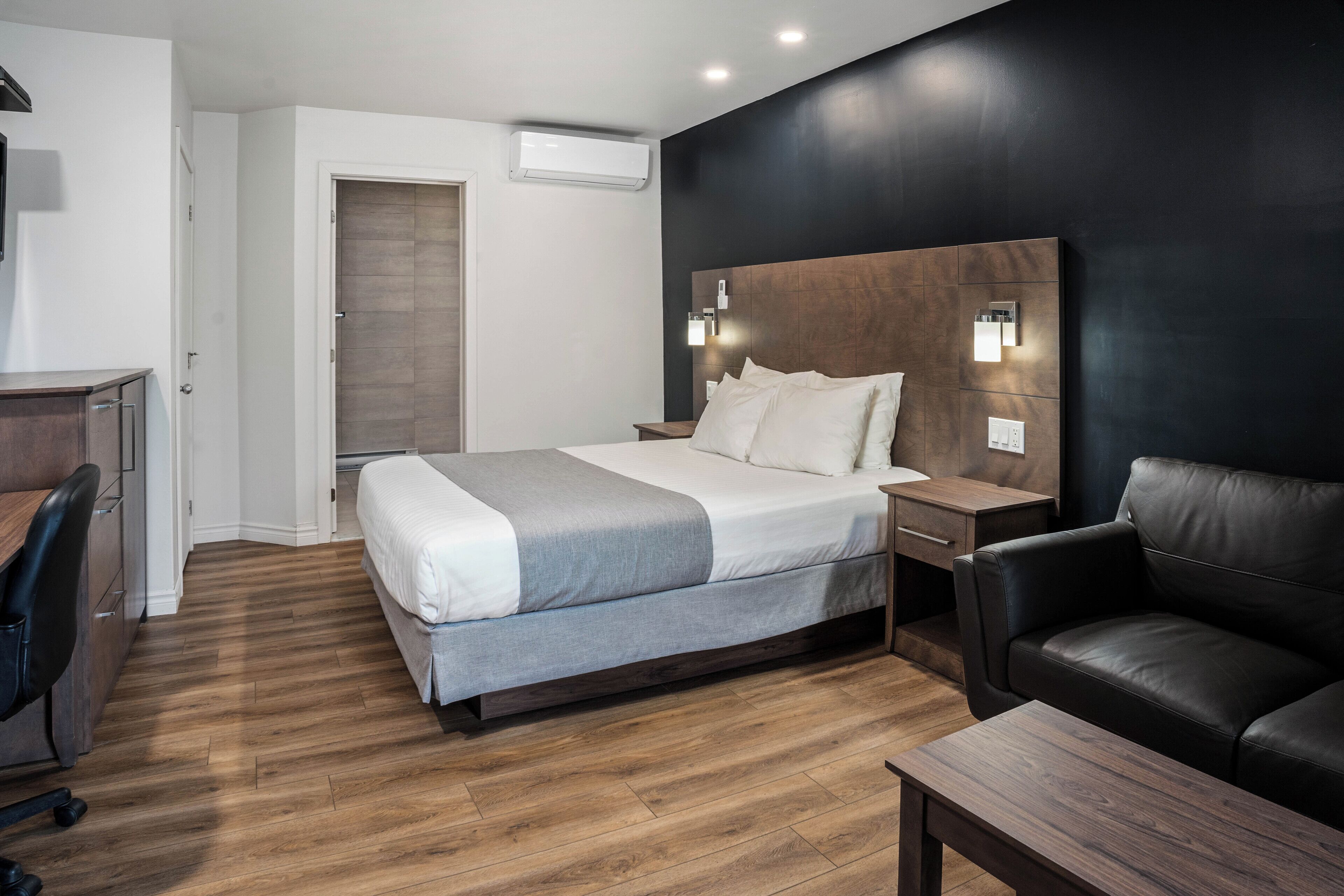 standard room, 1 queen bed | minibar, desk, blackout curtains, soundproofing