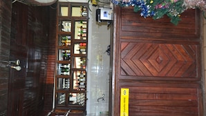 Un espace bar avec des meubles et des étagères en bois remplis de bouteilles.
