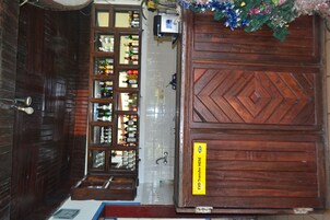 Una zona de bar con armarios y estantes repletos de botellas.