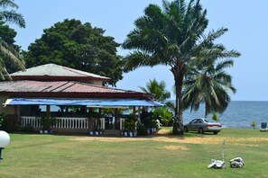 Terrace/patio - Adrien Beach Hotel (Kribi)