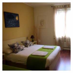 Frette Italian sheets, premium bedding, down comforters, desk - B&B Botton D'Oro 2 (Basiglio)