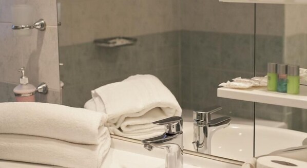 Regadera, amenidades de baño gratuitas, secadora de cabello, toallas