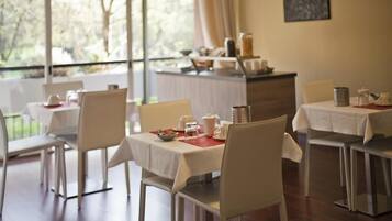 Colazione a buffet inclusa, servita tutte le mattine