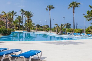Una piscina al aire libre de temporada