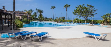 Una piscina al aire libre de temporada