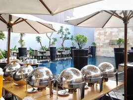 Una piscina al aire libre