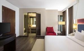 Ropa de cama de alta calidad y caja de seguridad en la habitación