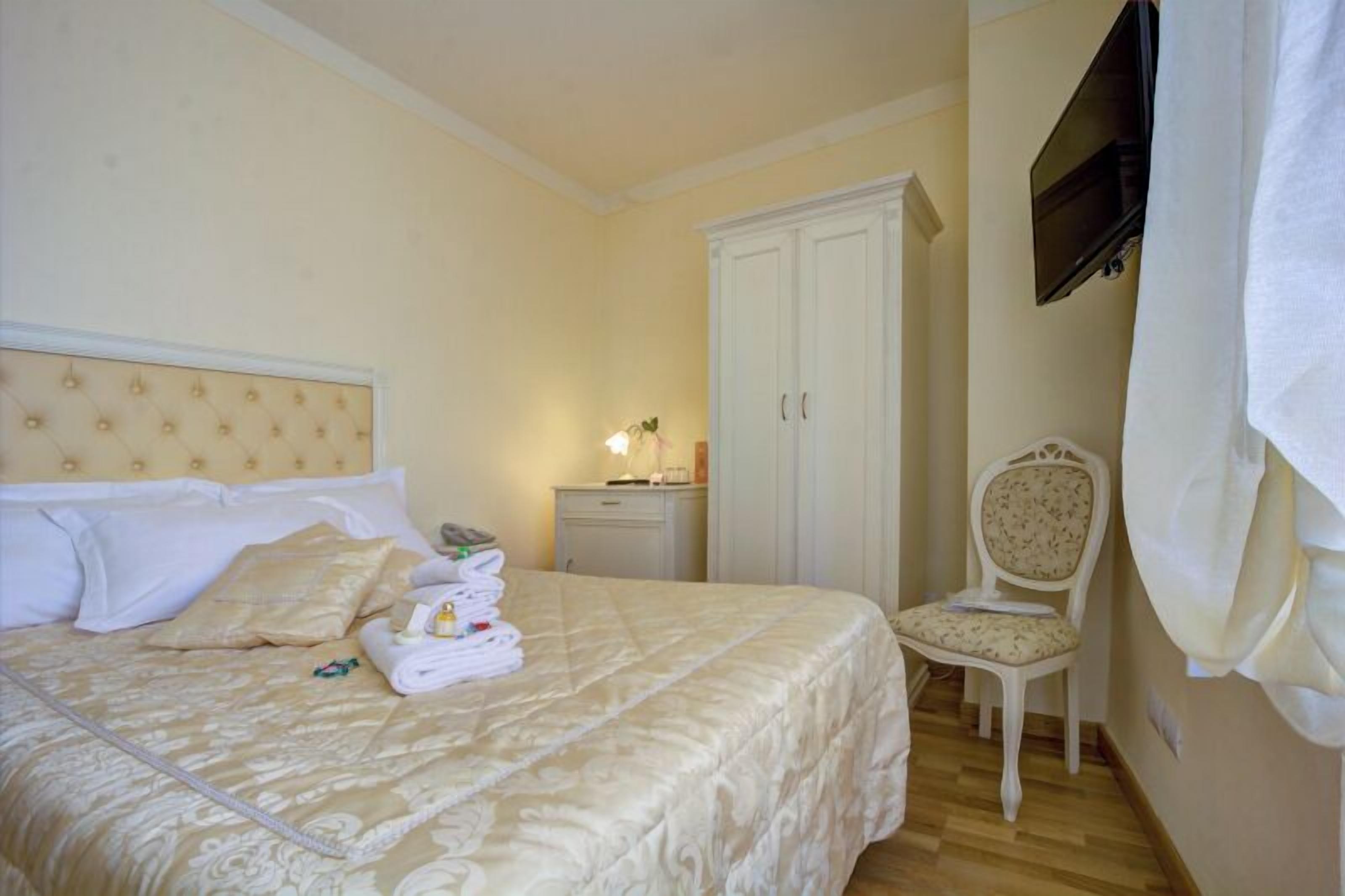 Basic Double Room | Peralatan tempat tidur premium, bar mini, peti besi dalam bilik, meja 
