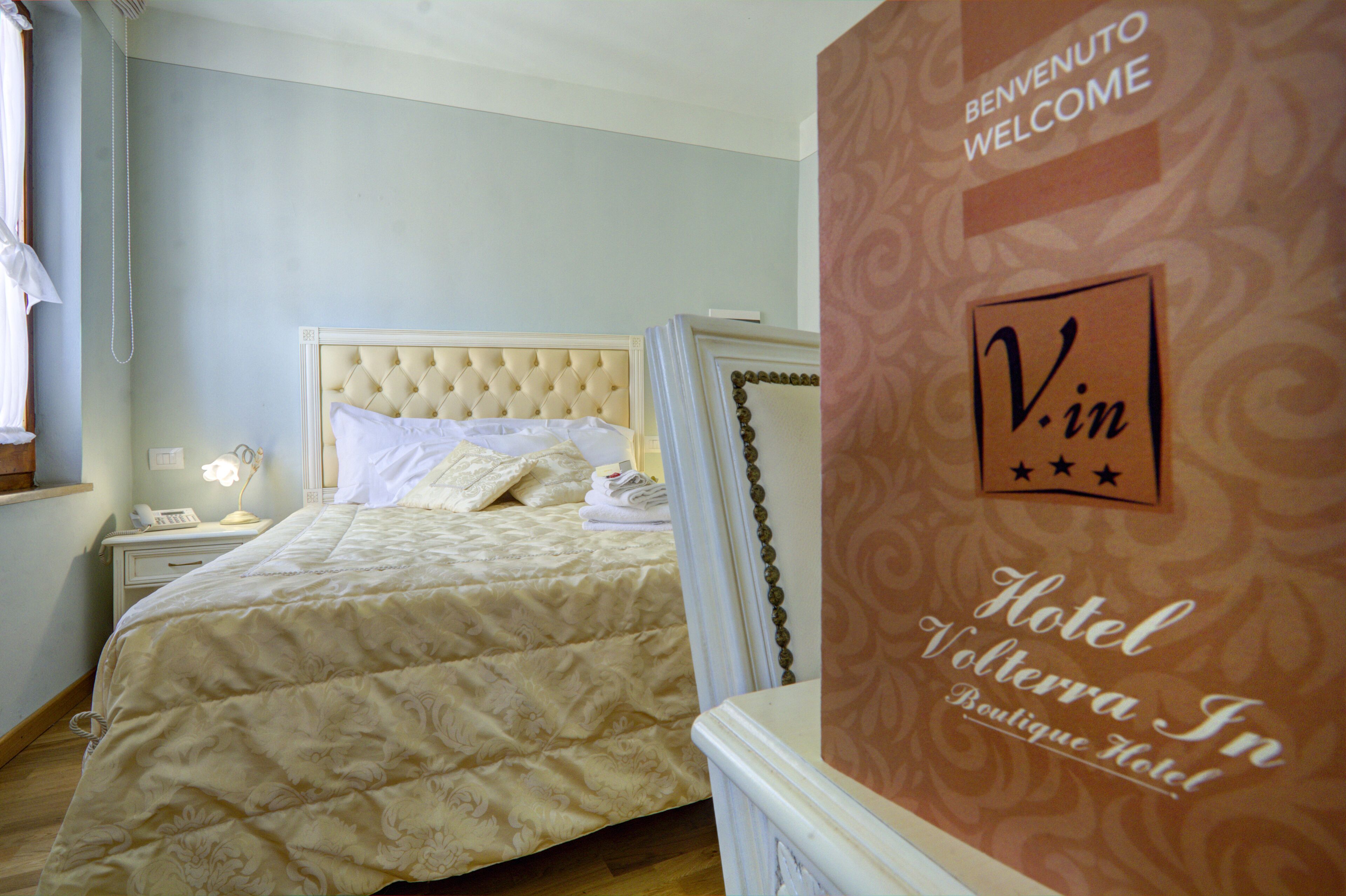 traditional room, 1 queen bed | premium bedding, minibar, in-room safe, desk