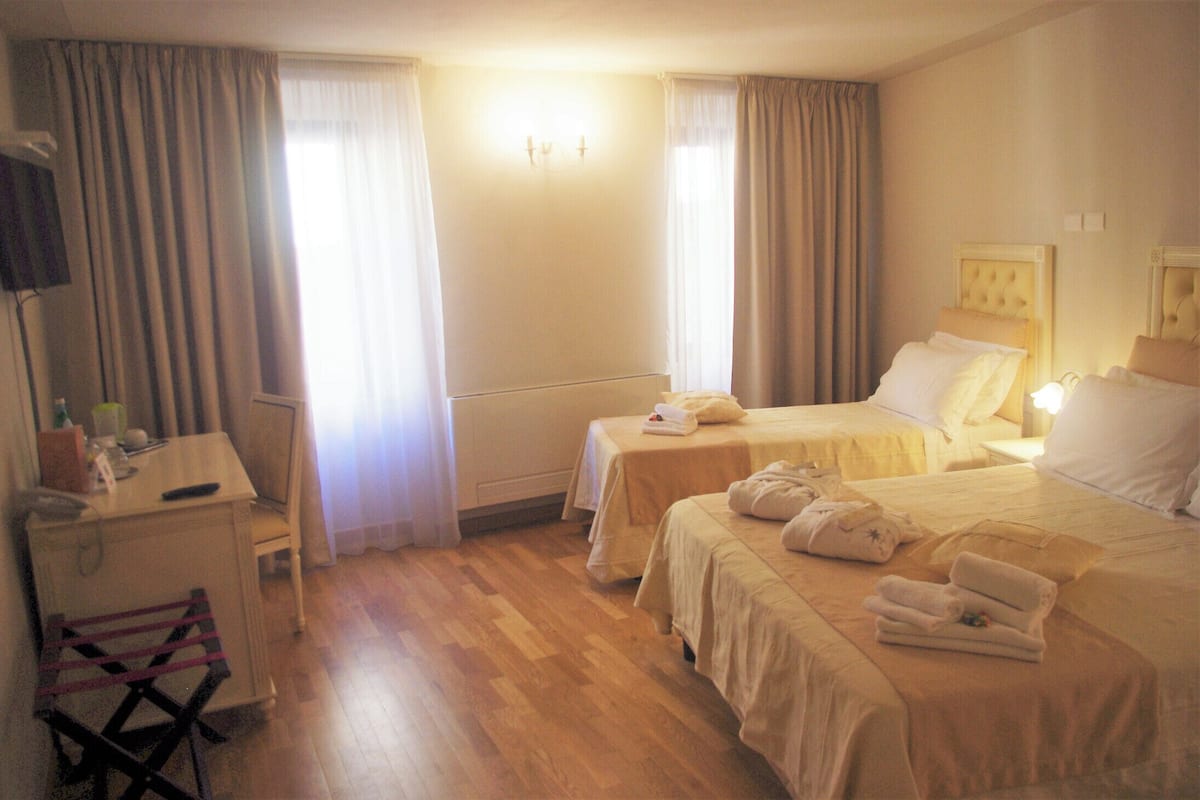 Deluxe-Dreibettzimmer, Stadtblick | Hochwertige Bettwaren, Minibar, Zimmersafe, Schreibtisch