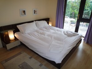 Grove Lodge no. 8, 2 bedroom - sleep 5 | 2 bedrooms, iron/ironing board, free WiFi - Grove Lodge Holiday Homes (Killorglin)