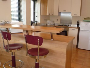 Fridge, microwave, stovetop, dishwasher