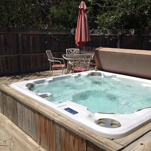 Outdoor spa tub - The B&B's of Monarc Ranch (Fredericksburg)