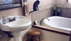 Combined shower/bathtub, jetted bath, hair dryer, shampoo - The B&B's of Monarc Ranch (Fredericksburg)