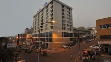 Front of property â evening/night