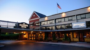 Front of property - evening/night - The Radnor Hotel (Wayne)