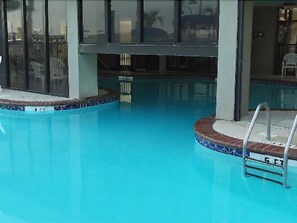 Piscine intérieure, piscine extérieure en saison