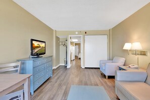 Suite, 1 chambre, cuisine, vue sur l’océan | Aire de séjour | Téléviseur à écran plat de 24 po avec télévision par câble, téléviseur