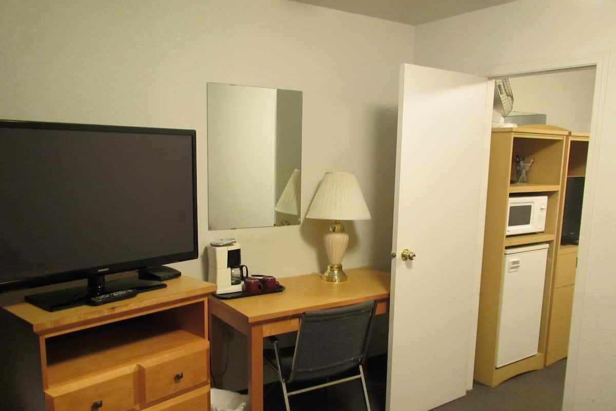 Suite, 2 Bedrooms | Blackout drapes, free cribs/infant beds, free WiFi, bed sheets