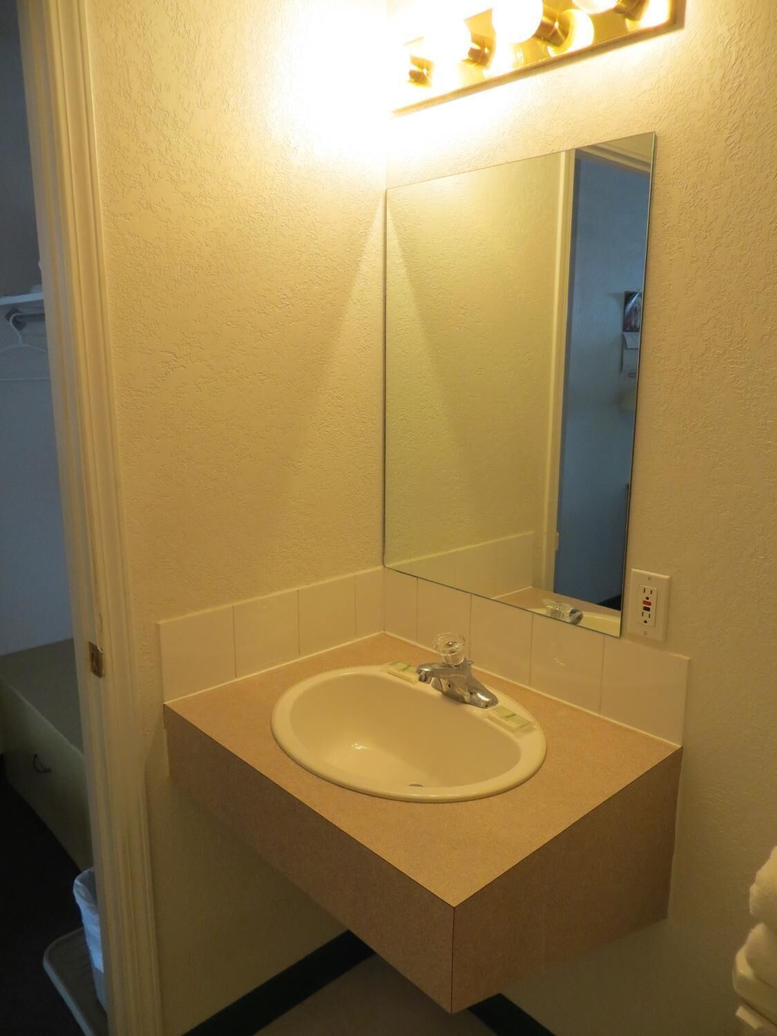 Ducha y bañera combinadas y artículos de higiene personal gratuitos