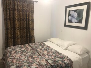 Escrivaninha, cortinas blackout, ferros/tábuas de passar roupa