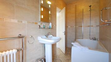 Un baño moderno con bañera, lavamanos y ducha.